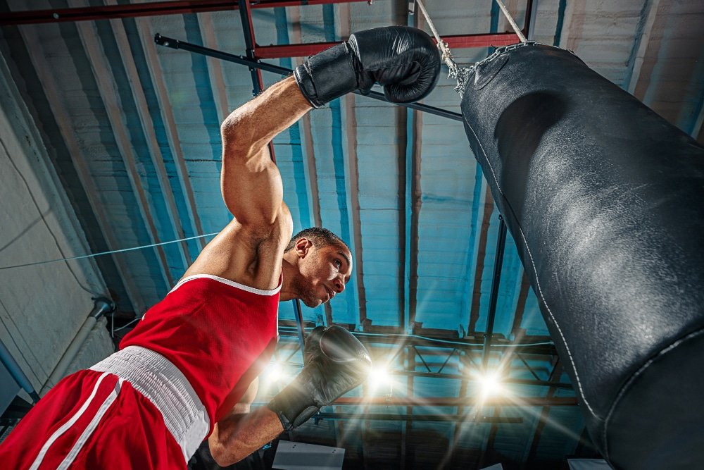 Cómo colgar un saco de boxeo del techo