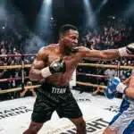 Deux boxeurs s'affrontent sur le ring lors d'une compétition professionnelle.