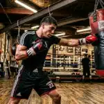 Boxeur frappe un sac de boxe Everlast en salle d'entraînement