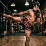 Kickboxeur pratiquant un coup de pied en salle d'entraînement