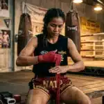 Boxeuse enroule ses mains avant un entraînement de boxe