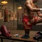 Boxeur enveloppant ses mains dans un vestiaire de gym