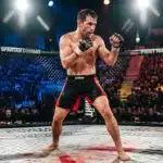 Combattant MMA en position défensive dans l'octogone