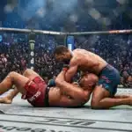 Deux combattants s'affrontent sur le tapis UFC octogone