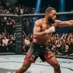 Combattant UFC en position offensive lors d'un match.