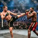 Deux combattants de MMA s'affrontent dans l'octogone UFC