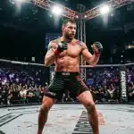 Athlète musclé en tenue de combat dans l'octogone