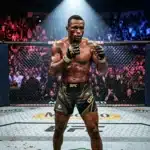 Athlète MMA en garde offensive dans l'octogone UFC