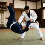 Instructeur judo projette élève tatami dojo traditionnel